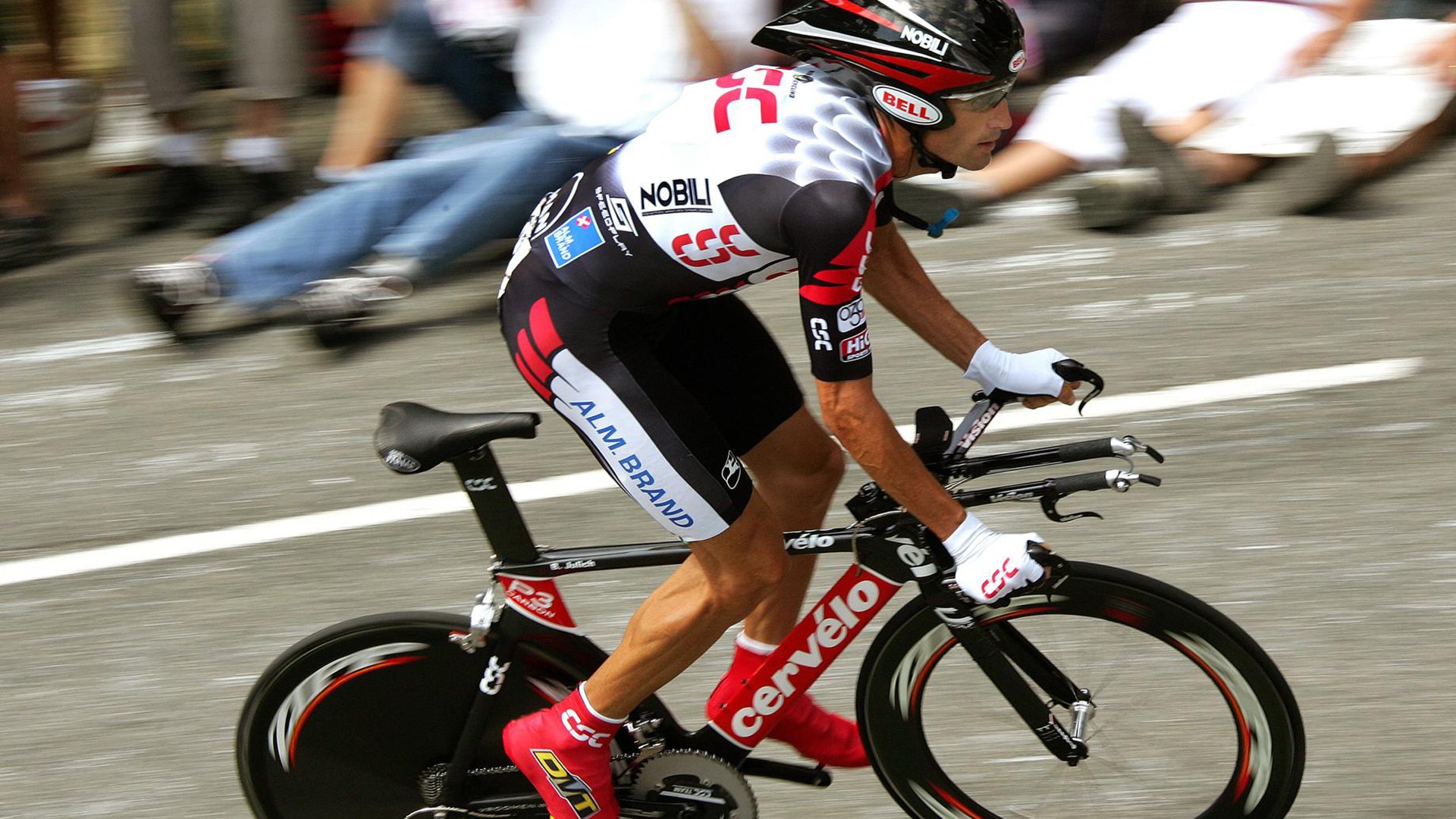 《多平台联动直播：打造全景式的电竞观看体验》，多屏直播互动的平台