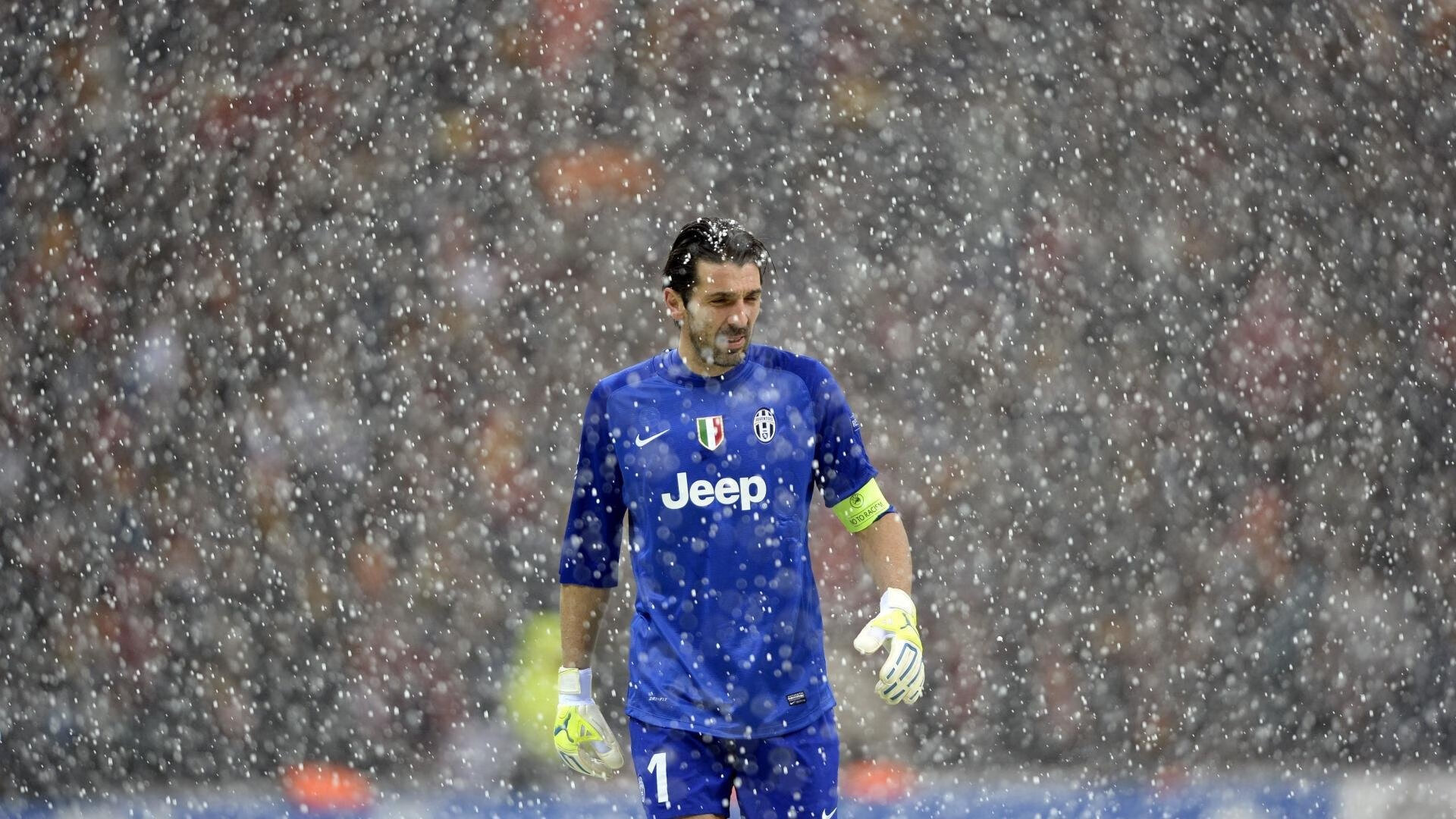 历史上的今日:足球场上的那些动人瞬间,足球场上的经典时刻