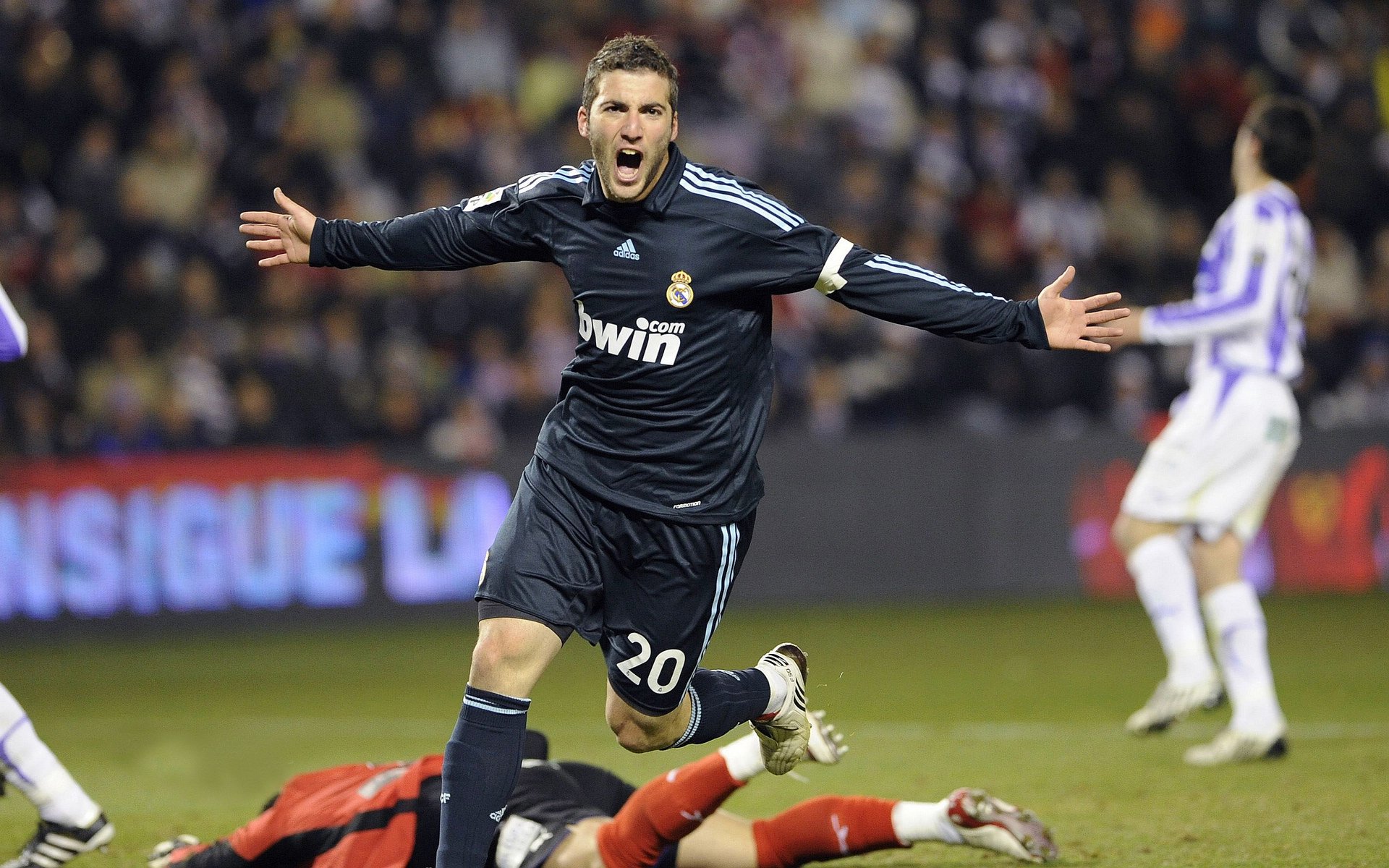 球场冲突：暴力事件背后的原因分析，足球场暴力冲突